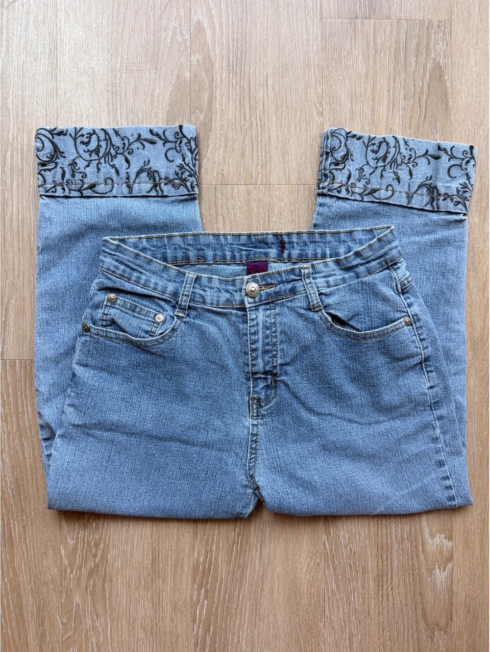 Vintage Embroidered Women's Size 6 Jeanbay Blue Denim Capris